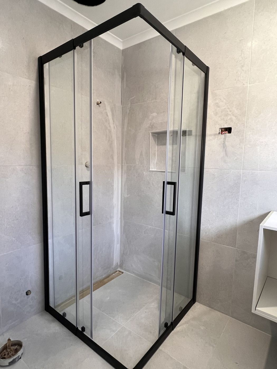 Black corner-entry sliding shower screen