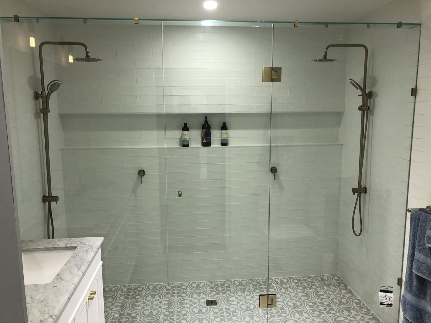 Double frameless shower with brass fittings