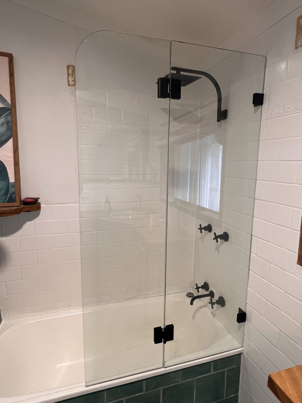 Frameless bath screen