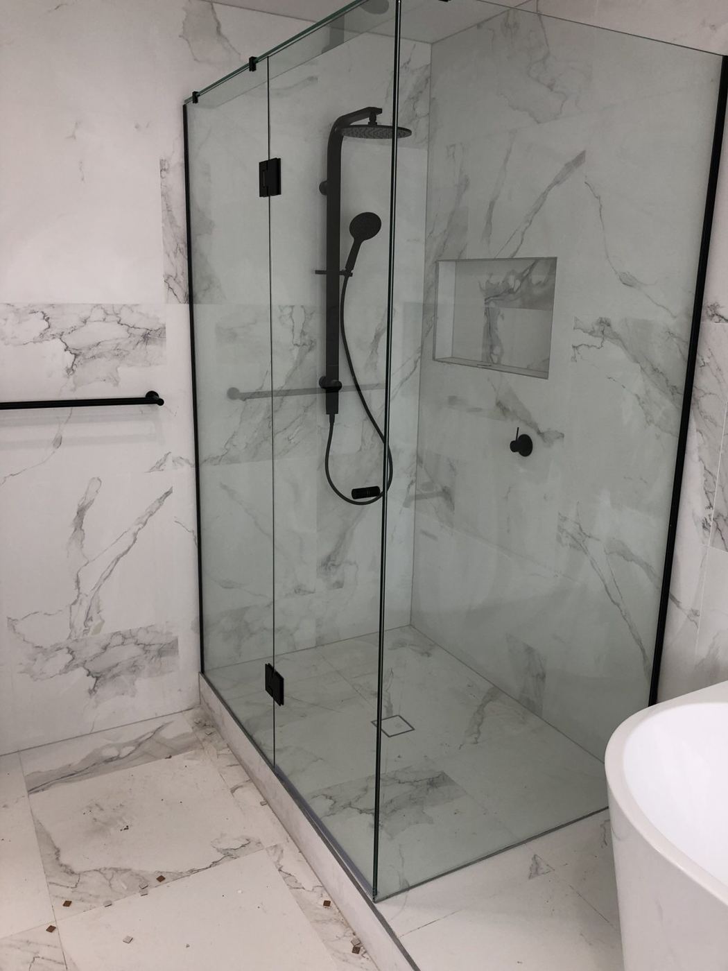 Frameless shower, black fittings