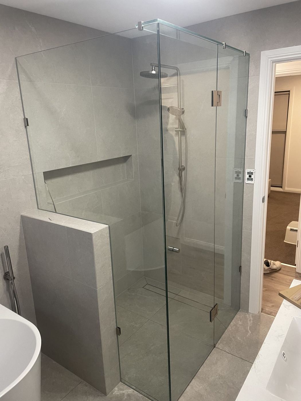 Frameless shower screen