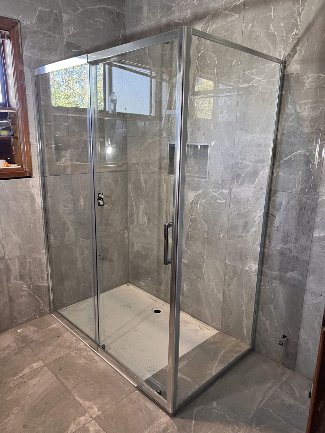 Semi-frameless sliding shower screen with two front panels